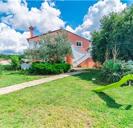 6 bedroom villa with pool near Sveti Lovrec and Poreč, sleeps 12